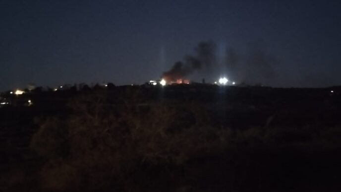 עשן מיתמר בכפר ג'ית (צילום: רשתות חברתיות, שימוש לפי סעיף 27א' לחוק זכויות יוצרים)