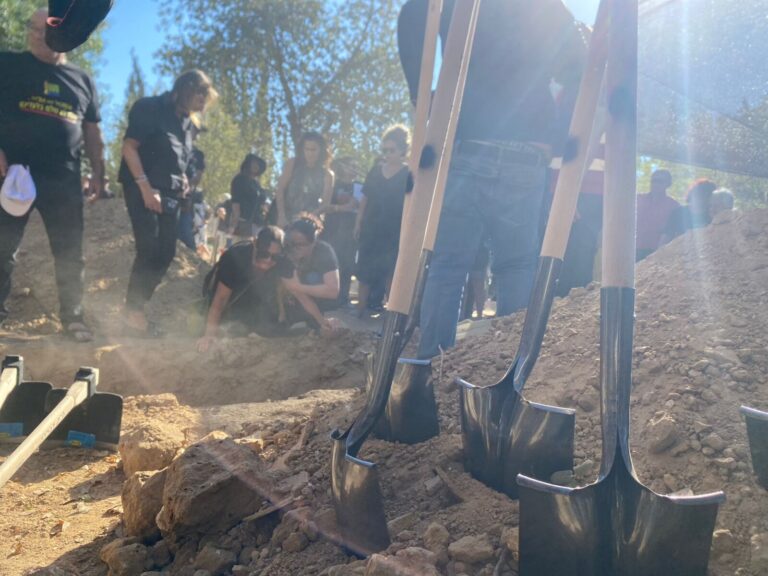 משפחת בוכשטב לצד חלקת הקבר. "אתה שב אל הקיבוץ שאתה אוהב" (צילום: יהל פרג')