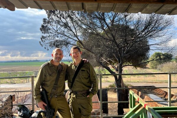 ראובן הנשקה (מימין) עם חבר מהמילואים במלחמת חרבות ברזל. "זו סגירת מעגל עצובה, מצוק איתן לחרבות ברזל" (צילום: באדיבות המרואיין)