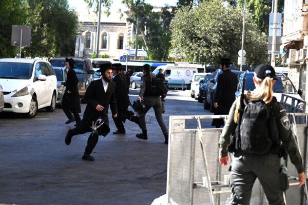 מחאה נגד גיוס חרדים מול לשכת הגיוס בירושלים (צילום: אור גואטה)