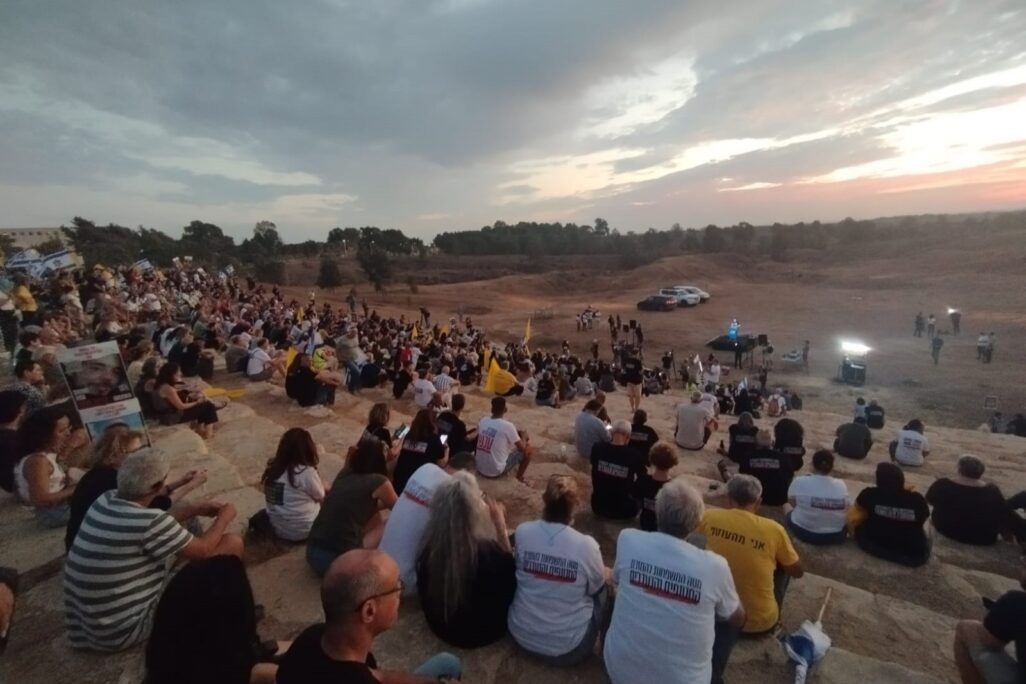 משתתפי השיירה בקיבוץ בארי (צילום: צח בר-תור)