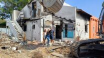 שי, הילה וקרן כהן, ילדיה של פסי כהן ז"ל, לפני הריסת הבית. (צילום: דוברות קיבוץ בארי)