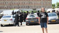 איתמר גרינברג במחאה נגד גיוס חרדים בתל השומר (צילום: אור גואטה)
