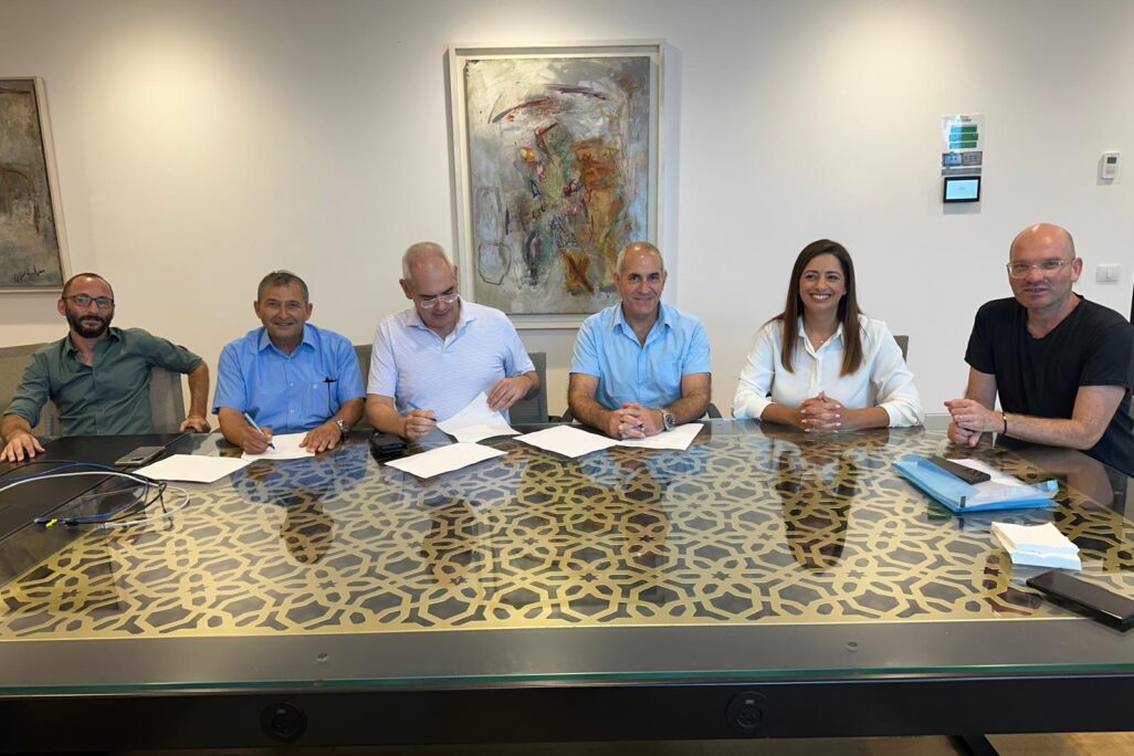 חתימת הסכם קיבוצי לעובדי סגל החוץ אקדמי הזוטר במכללה האקדמית קריה אונו (צילום: הסתדרות הפועל המזרחי) חתימת הסכם קיבוצי לעובדי סגל החוץ אקדמי הזוטר במכללה האקדמית קריה אונו (צילום: הסתדרות הפועל המזרחי)