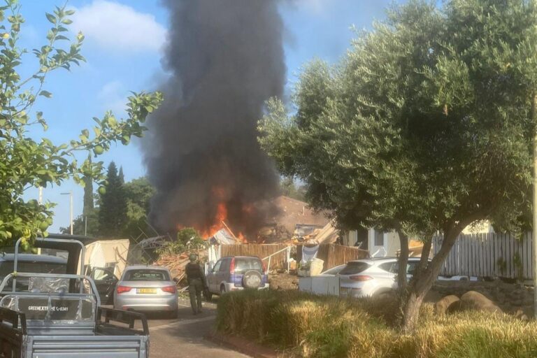 מבנה עולה באש בקצרין (צילום: דוברות כב"א)