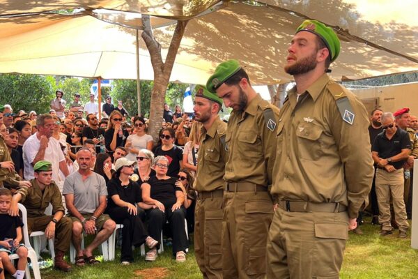 לוחמים לצד הקבר הטרי. "העיר אשקלון כולה מצדיעה לך" (צילום: אלדד עובדיה)