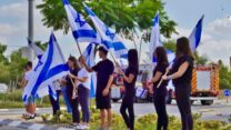 מניפים דגלים לזכרו של רס"ל ניתאי מטודי ז"ל (צילום: אחי בנאי)