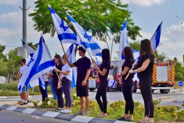 מניפים דגלים לזכרו של רס"ל ניתאי מטודי ז"ל (צילום: אחי בנאי)