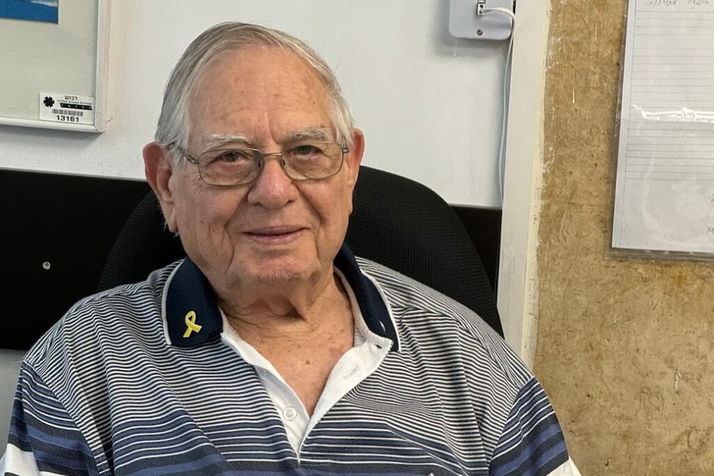 רזי צוונג, תושב חולון בן 89 שנאלץ להישאר בביתו בזמן אזעקה מחשש להיפצע במדרגות (צילום: באדיבות המצולם)