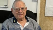 רזי צוונג, תושב חולון בן 89 שנאלץ להישאר בביתו בזמן אזעקה מחשש להיפצע במדרגות (צילום: באדיבות המצולם)