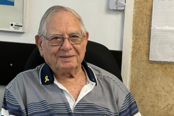 רזי צוונג, תושב חולון בן 89 שנאלץ להישאר בביתו בזמן אזעקה מחשש להיפצע במדרגות (צילום: באדיבות המצולם)