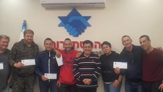 ועד המנופאים בראשות רועי ויינשטיין עם יו"ר הסתדרות עובדי הבניין והעץ איציק מויאל (צילום: דוברות ההסתדרות)