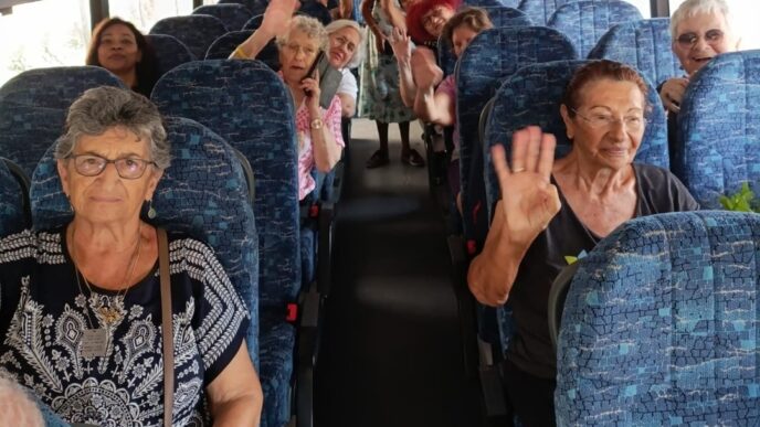 ותיקי מפלסים חוזרים לקיבוץ. "כשהגענו חיכו לנו במועדון עם כל החפצים שלנו" (צילום: אלבום פרטי)