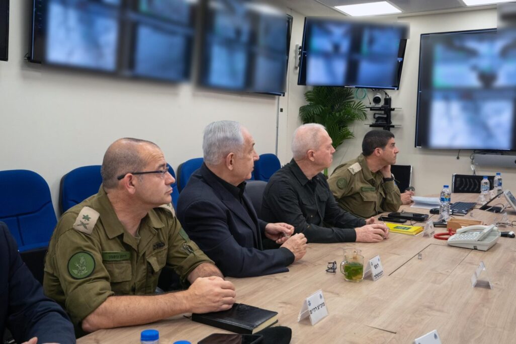 ראש הממשלה נתניהו ושר הביטחון גלנט בקרייה (צילום: אריאל חרמוני, משרד הביטחון) ראש הממשלה נתניהו ושר הביטחון גלנט בקרייה (צילום: אריאל חרמוני, משרד הביטחון)
