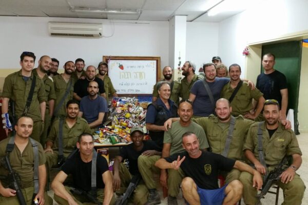 לוחמי הגדוד בגן תות בני עוז בזמן 'צוק איתן' (צילום: באדיבות המרואיין)
