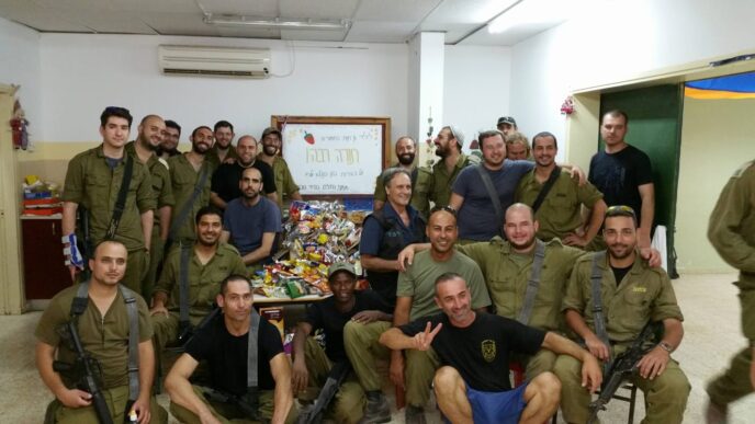 ראובן הנשקה עם לוחמי גדוד המילואים בגן תות בניר עוז, במהלך מבצע צוק איתן (צילום: קובי חזות)
