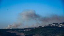 עשן מיתמר לאחר מטח ששוגר מלבנון לאזור צפת (צילום: דוד טברסקי)