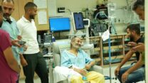 קאיד פרחאן אלקאדי עם קרובי משפחתו בבית החולים סורוקה לאחר שחרורו מהשבי (צילום: Press Office/Yossi Ifergan)