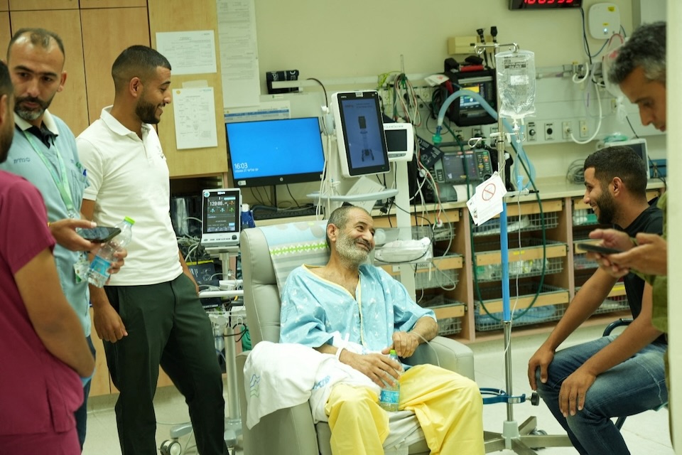 קאיד פרחאן אלקאדי עם קרובי משפחתו בבית החולים סורוקה לאחר שחרורו מהשבי (צילום: Press Office/Yossi Ifergan) קאיד פרחאן אלקאדי עם קרובי משפחתו בבית החולים סורוקה לאחר שחרורו מהשבי (צילום: Press Office/Yossi Ifergan)