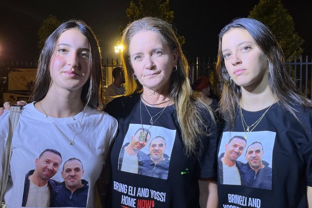 יובל, נירה ואופיר שרעבי (צילום: דוברות קיבוץ בארי)
