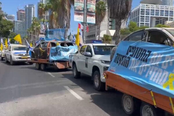 שיירת משפחות החטופים בדרכה לעוטף עזה (צילום: נועם אמיר)