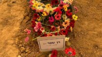 קברו של רן שפר ז"ל. "טוב מיוחד בעיניים ושלווה ונחת שלא שוכחים" (צילום: דוברות קיבוץ בארי)