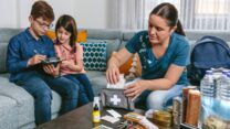 אורזים ציוד (צילום אילוסטרציה: shutterstock)