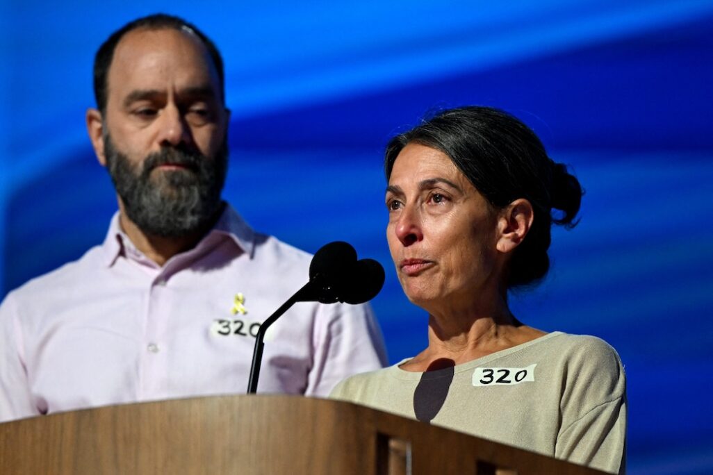 רייצ׳ל וג׳ון, אביו ואימו של הרש גולדברג-פולין המוחזק בשבי חמאס ברצועת עזה (צילום: REUTERS/Vincent Alban)