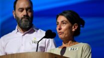 רייצ׳ל וג׳ון, אביו ואימו של הרש גולדברג-פולין המוחזק בשבי חמאס ברצועת עזה (צילום: REUTERS/Vincent Alban)