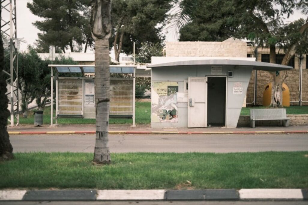 תחנת האוטובוס בשדרות בה נרצחו 13 קשישים ב-7 באוקטובר, בהם חברתה של נינה (צילום: דוד טברסקי)