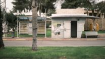 תחנת האוטובוס בשדרות בה נרצחו 13 קשישים ב-7 באוקטובר, בהם חברתה של נינה (צילום: דוד טברסקי)