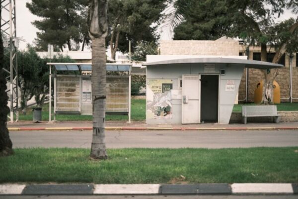 תחנת האוטובוס בשדרות בה נרצחו 13 קשישים ב-7 באוקטובר, בהם חברתה של נינה (צילום: דוד טברסקי)
