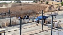 פלסטינים במחסום ביהודה ושומרון (צילום: דבר)