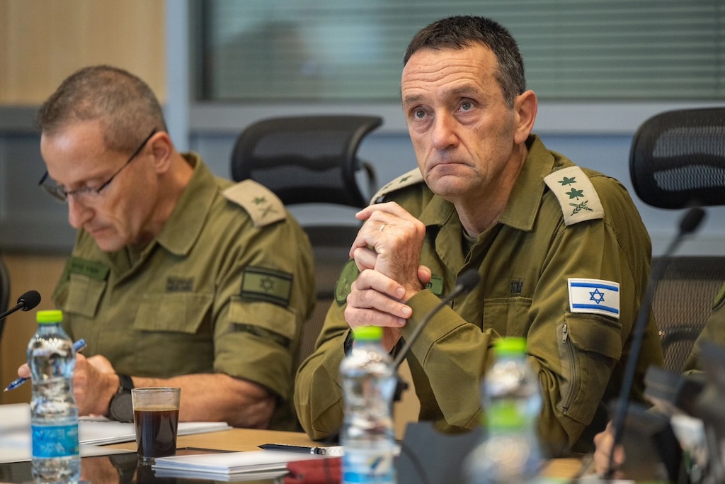 הרמטכ״ל רב אלוף הרצי הלוי בהערכת מצב (צילום: דובר צה״ל)