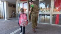 חייל נח"ל עם תלמידה בעוטף (צילום: דובר צה"ל)