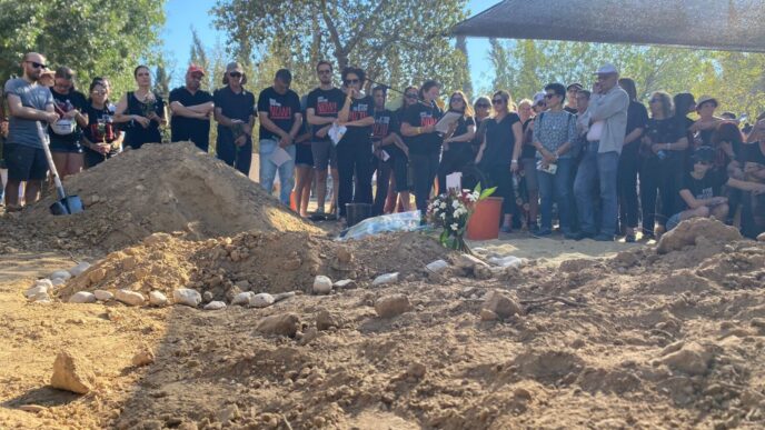 הלוויה בבית העלמין בקיבוץ נירים (צילום: יהל פרג')