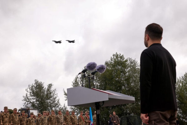 נשיא אוקראינה זלנסקי צופה במטוסים F-16 במהלך חגיגת יום חיל האוויר האוקראיני, 4 באוגוסט 2024 (צילום: REUTERS/Service de presse présidentiel ukrainien)