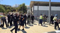 שוטרים בזירת הפיגוע במחסום המנהרות (צילום: דוברות המשטרה)