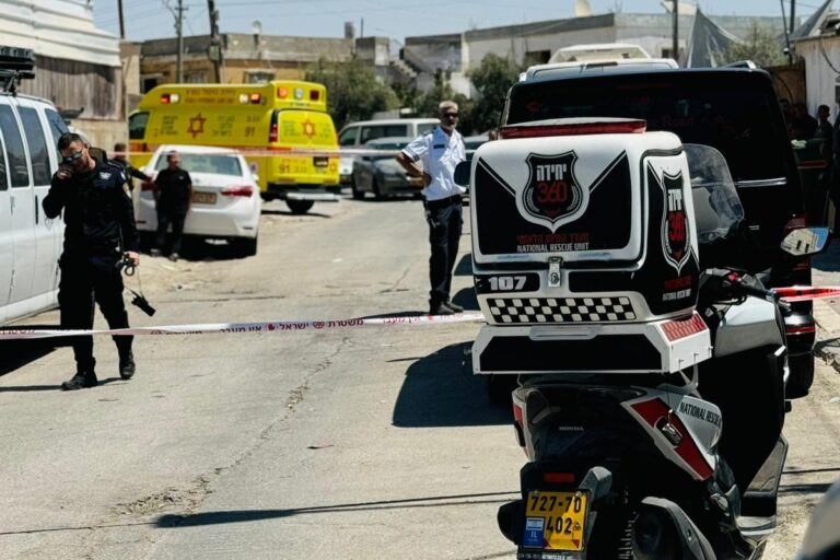 זירת הרצח של תושבת רהט. "כלי תקיפה נתפס במקום" (צילום: זק"א)