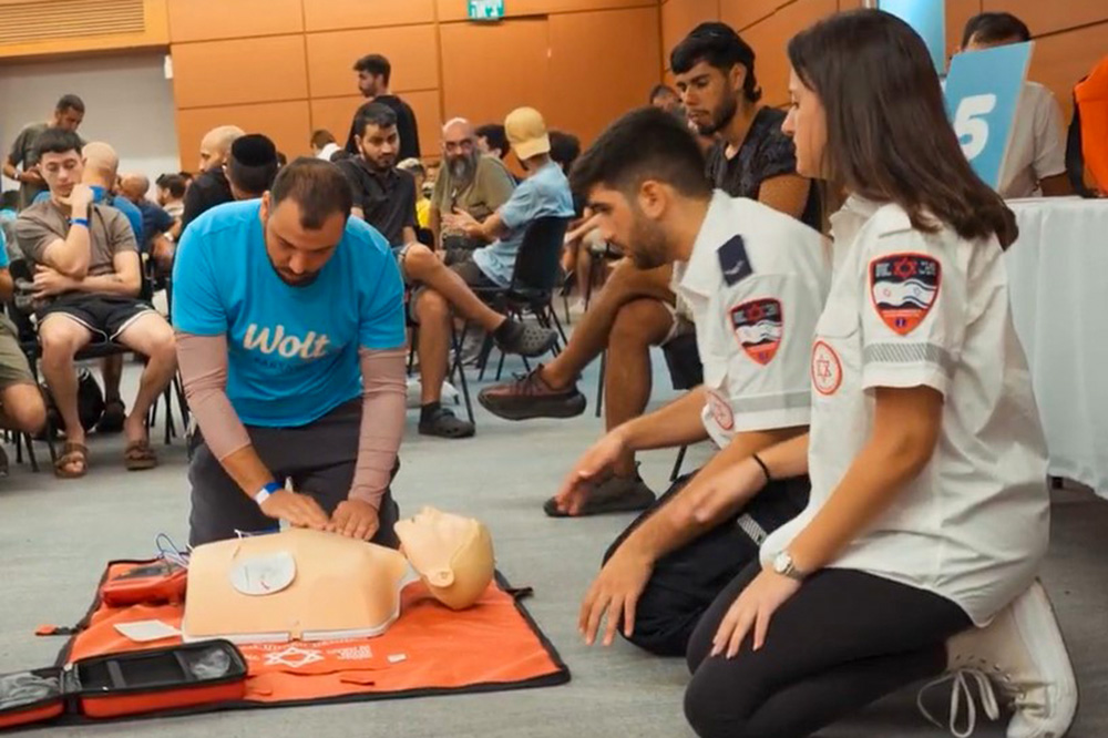 קורס עזרה ראשונה לשליחי וולט (צילום: יובל יצחקי) קורס עזרה ראשונה לשליחי וולט (צילום: יובל יצחקי)