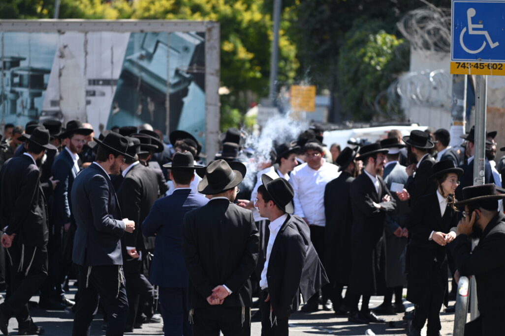 ההפגנה מחוץ ללשכת הגיוס בירושלים (צילום: אור גואטהׂ) ההפגנה מחוץ ללשכת הגיוס בירושלים (צילום: אור גואטהׂ)