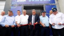 בכירי התעשייה האווירית במעמד גזירת הסרט עם חניכת המפעל החדש בעיר אופקים. השר דוד אמסלם, ח"כ דוד ביטן, יו"ר הדירקטוריון עמיר פרץ, המנכ"ל בועז לוי ויו"ר ועד העובדים יאיר כץ (צילום: התעשייה האווירית לישראל)