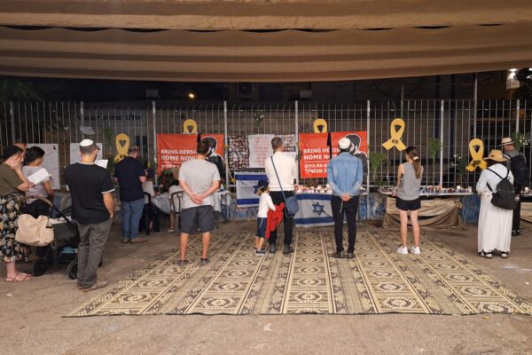 מבקרים באירוע הזיכרון (צילום: אור גואטה)