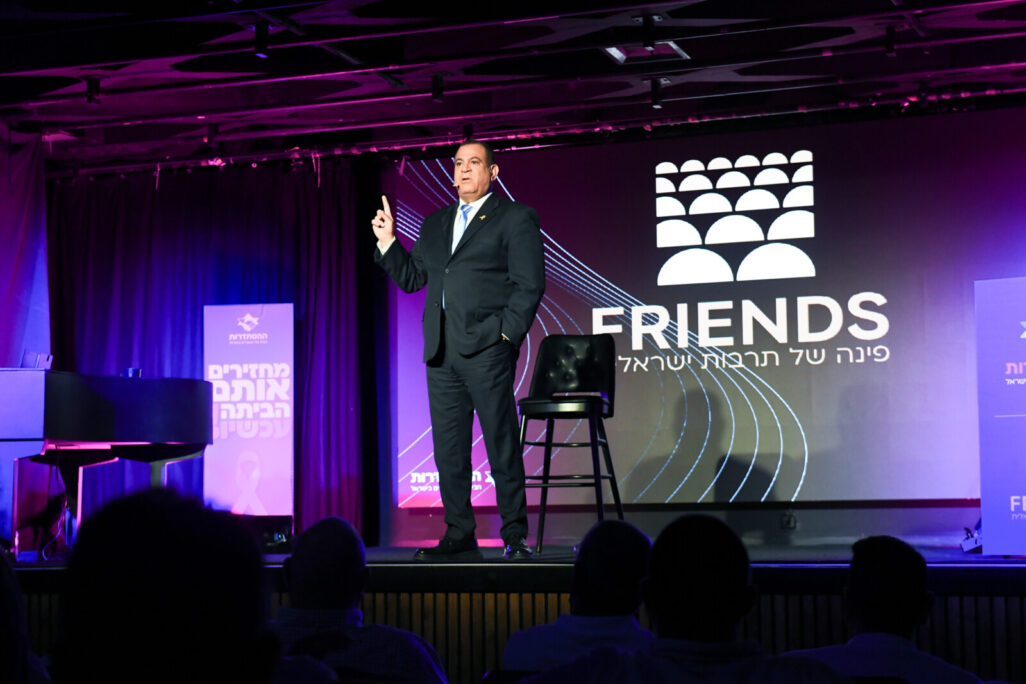אלי יצפן באולם FRIENDS בבת ים (צילום: גלעד, שוש מדיה) אלי יצפן באולם FRIENDS בבת ים (צילום: גלעד, שוש מדיה)