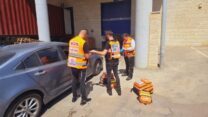 חובשים במפעל שבו נהרג עובד במעלה אדומים (צילום: איחוד הצלה)