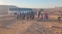 התלמידים בדרך לבית הספר. הנהג אינו מעלה את הילדים מעבדת (צילום: אלבום פרטי)