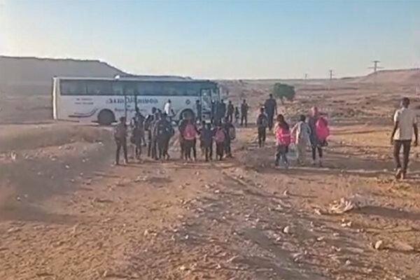 התלמידים בדרך לבית הספר. הנהג אינו מעלה את הילדים מעבדת (צילום: אלבום פרטי)