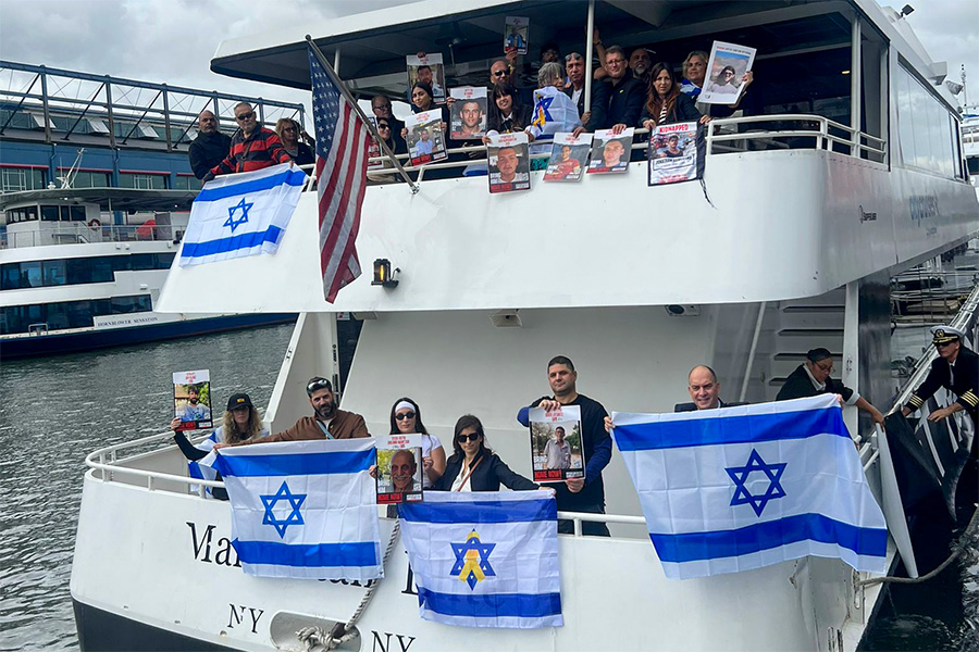 המשלחת על הספינה עם דגלי ישראל ושלטים עם תמונות החטופים (צילום: מטה המשפחות להחזרת החטופים) המשלחת על הספינה עם דגלי ישראל ושלטים עם תמונות החטופים (צילום: מטה המשפחות להחזרת החטופים)