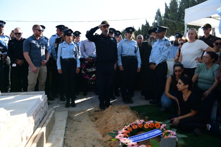 הלווייתו של רפ"ק אריק בן אליהו בחלקה הצבאית בבית העלמין בקריית גת. בן אליהו נפל בפיגוע סמוך למחסום תרקומיא (צילום: דוברות המשטרה)