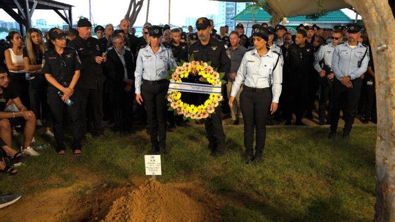הלווייתו של רס"מ רוני שקורי בבית העלמין בשדרות. שקורי נפל בפיגוע סמוך למחסום תרקומיא (צילום: דוברות המשטרה)
